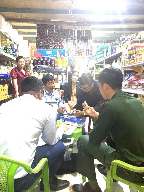 Lực lượng QLTT Quảng Ngãi phối hợp với cơ quan chức năng kiểm tra tại một cơ sở kinh doanh thuốc lá.
