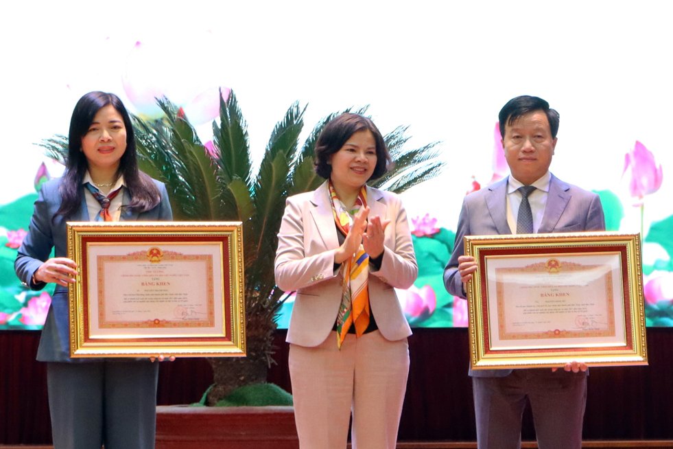Chủ tịch UBND tỉnh Bắc Ninh trao Bằng khen của Thủ tướng Chính phủ cho Chủ tịch UBND thành phố Nguyễn Song Hà và Phó Chủ tịch HĐND thành phố Nguyễn Thanh Mai
