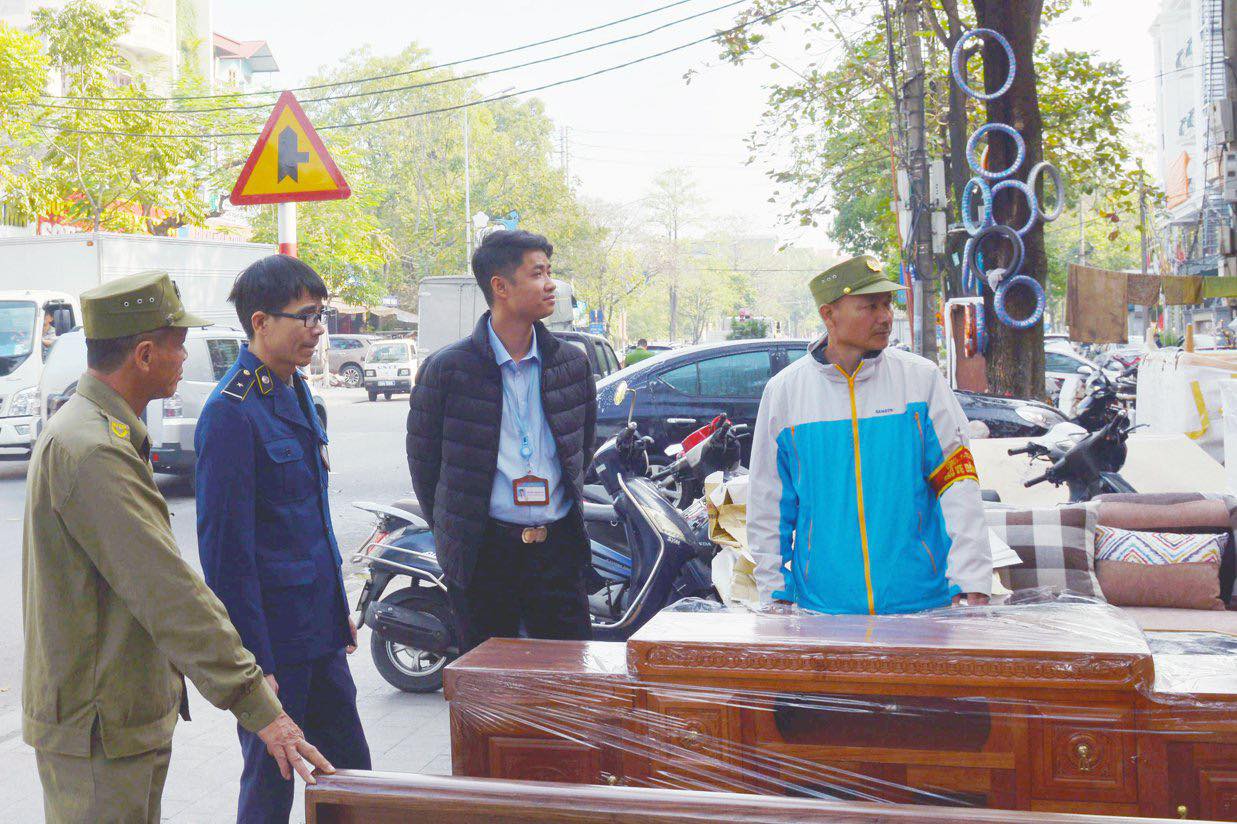 Các lực lượng chức năng ra quân, xử lý các trường hợp lấn chiếm vỉa hè tại đường Ngô Gia Tự, phường Suối Hoa