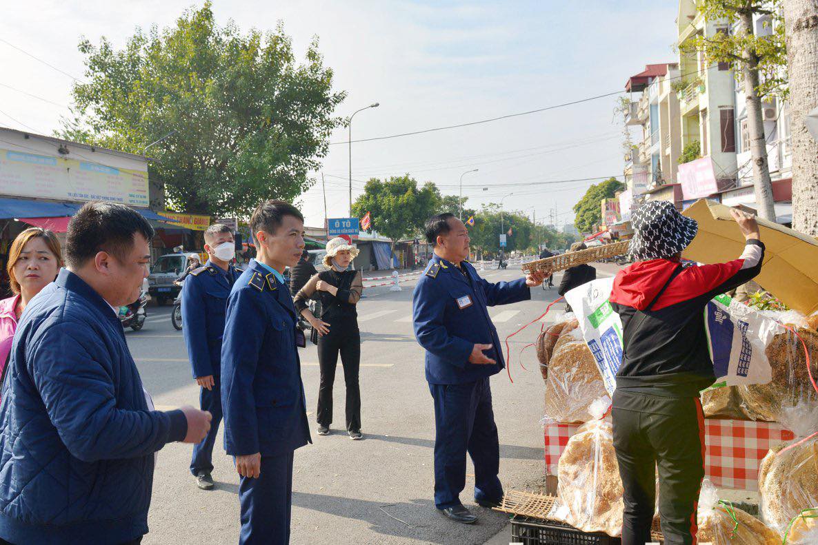 Các lực lượng chức năng ra quân, xử lý các trường hợp lấn chiếm vỉa hè tại khu vực Đền Bà Chúa Kho, phường Vũ Ninh