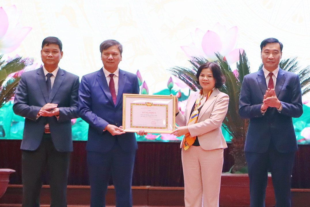 Chủ tịch UBND tỉnh trao Bằng khen của Ban Thường vụ Tỉnh ủy cho Đảng bộ thành phố Bắc Ninh