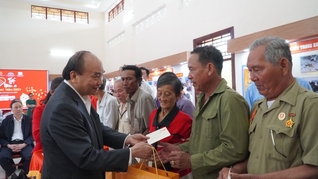 Chủ tịch nước Nguyễn Xuân Phúc tặng quà Tết cho các gia đình chính sách trên địa bàn huyện Hòn Đất.