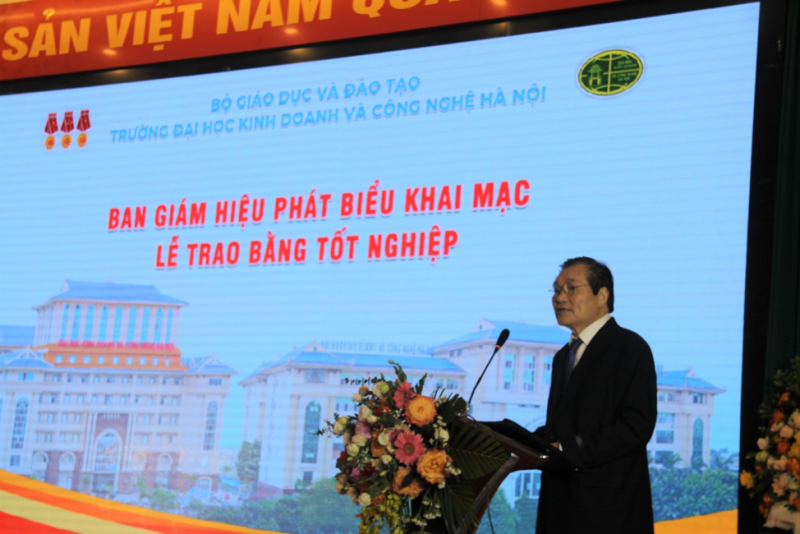 PGS. TS. Phạm Dương Châu, Phó Hiệu trưởng nhà trường phát biểu khai mạc buổi lễ