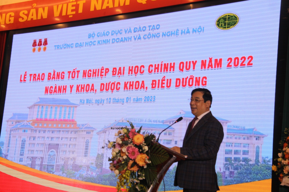 PGS. TS Lương Ngọc Khuê, Phó Chủ tịch Hội đồng Y khoa Quốc gia, Cục trưởng Cục Khám chữa bệnh (Bộ Y tế) phát biểu tại buổi lễ