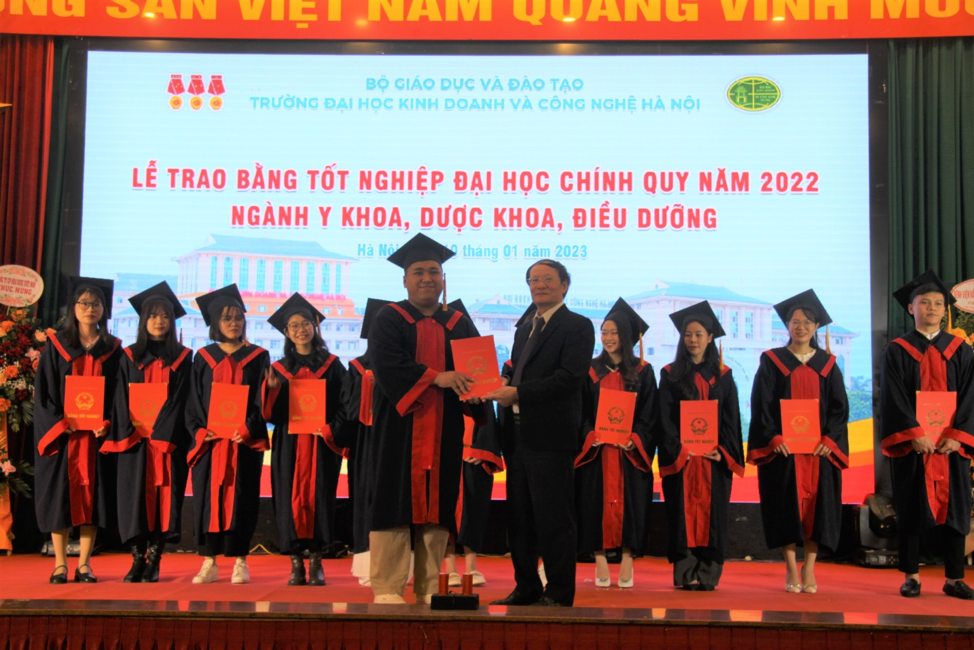 TS Nguyễn Công Nghiệp, Phó Hiệu trưởng Thường trực nhà trường trao bằng tốt nghiệp cho các tân cử nhân
