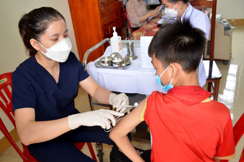 Bộ Y tế đề nghị các địa phương đẩy nhanh tiêm vaccine COVID-19, nhất là mũi 3, mũi 4 cho người từ 12 tuổi trở lên và tăng cường tiêm cho trẻ em.