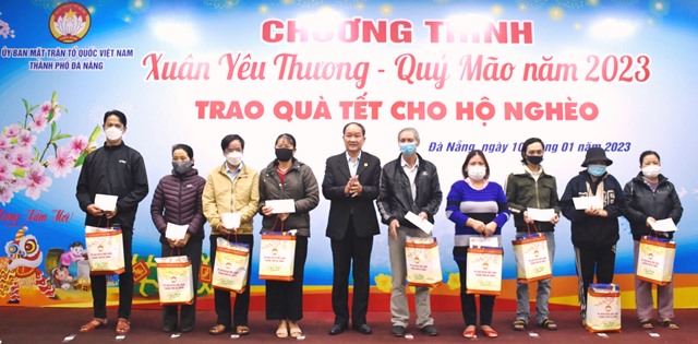 Phó Chủ tịch Ủy ban MTTQ Việt Nam TP. Đà Nẵng Dương Đình Liễu trao quà Tết cho hộ nghèo tại chương trình “Xuân yêu thương – Quý Mão năm 2023”