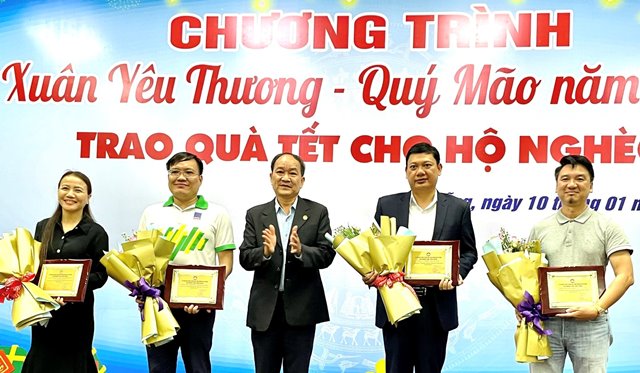 Phó Chủ tịch Ủy ban MTTQ Việt Nam TP. Đà Nẵng Dương Đình Liễu trao bảng ghi nhận “Tấm lòng vàng” cho các đơn vị có nhiều đóng góp cho chương trình 