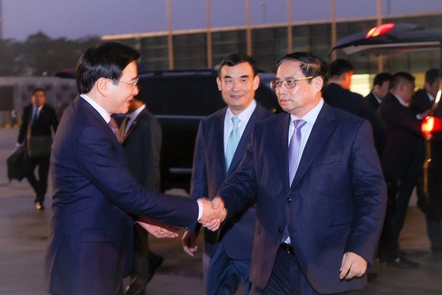 Bộ trưởng, Chủ nhiệm VPCP Trần Văn Sơn tiễn Thủ tướng Phạm Minh Chính lên đường thăm chính thức Cộng hòa Dân chủ Nhân dân Lào - Ảnh: VGP