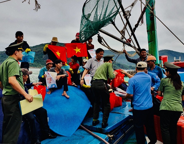 Ban tổ chức trao quà Tết cho 20 ngư dân.