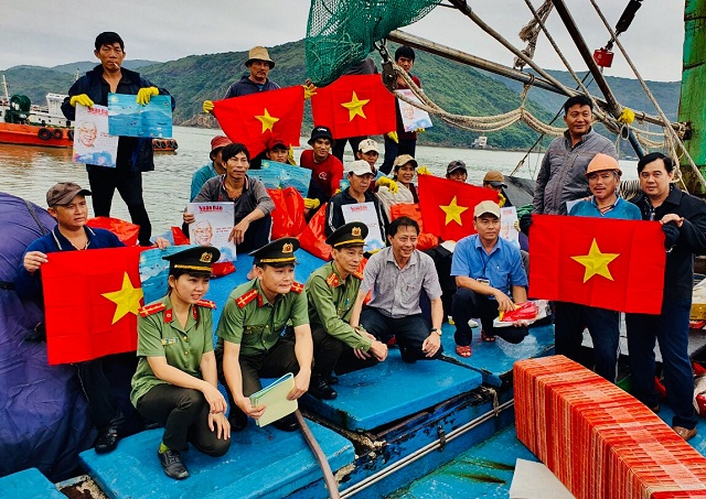 Ban tổ chức trao tặng cờ Tổ quốc cho ngư dân.