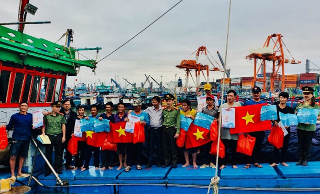 Ban tổ chức chụp ảnh lưu niệm cùng chủ tàu và các ngư dân