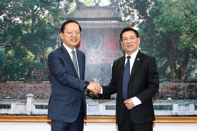 Bộ trưởng Bộ Tài chính Hồ Đức Phớc có cuộc làm việc với ông Park Hark Kyu - Tổng giám đốc Tập đoàn Samsung Electronics Phụ trách tài chính. Ảnh VGP/HT
