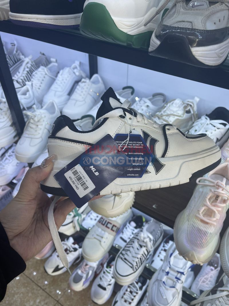 Giày có thương hiệu MLB không tem mac phụ tiếng Việt được bày bán tràn lan ở Chợ Hạ Long với giá 250.000VNĐ/đôi