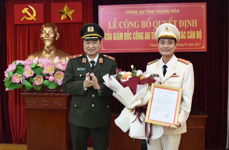 Thiếu tướng Trần Phú Hà, Giám đốc Công an tỉnh trao Quyết định bổ nhiệm Trưởng Phòng Tham mưu cho đồng chí Đỗ Quang Huy