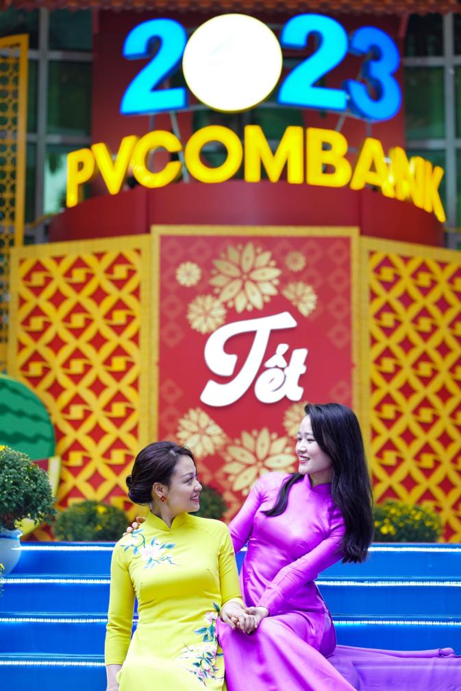 Sảnh PVcomBank ở góc phố Ngô Quyền – Hai Bà Trưng (Hà Nội) đang dần trở thành địa điểm check-in quen thuộc của người dân và du khách