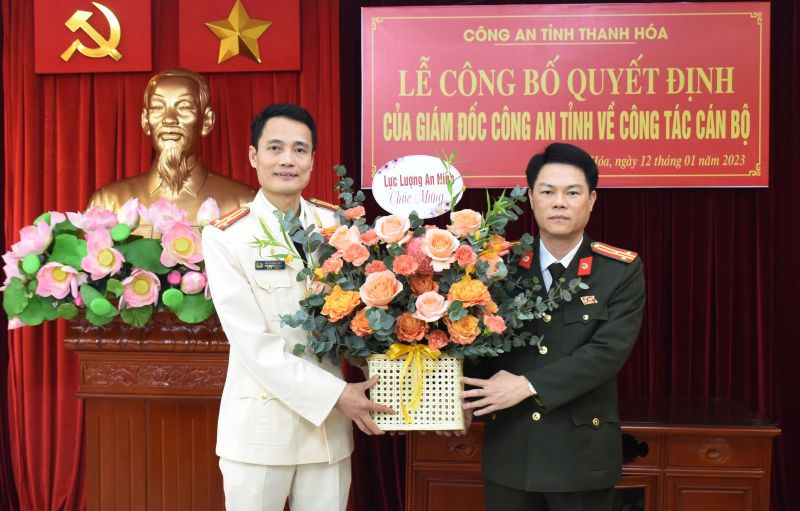 Thượng tá Nguyễn Hữu Mạnh, Phó Giám đốc Công an tỉnh và cấp uỷ, lãnh đạo Phòng Tham mưu Công an tỉnh tặng hoa chúc mừng tân trưởng phòng