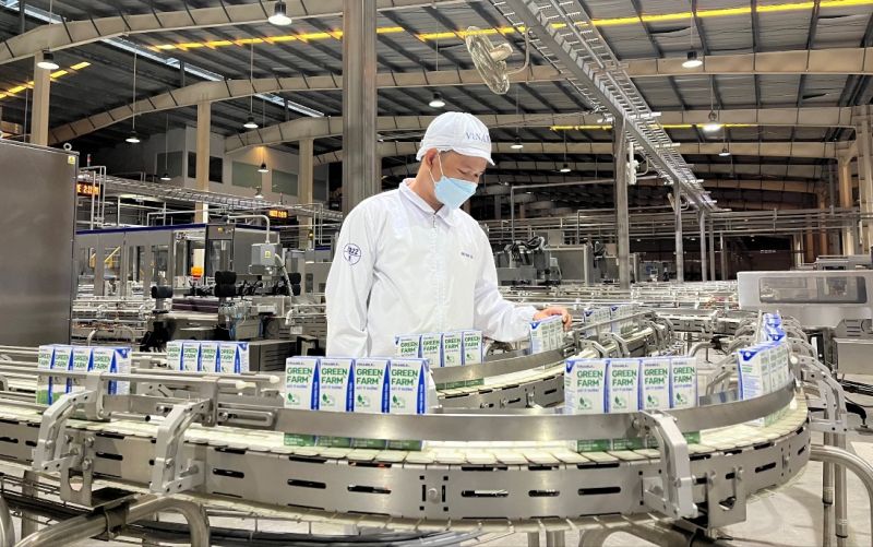 Các nhà máy sản xuất sữa nước tại Vinamilk đạt chứng nhận đăng ký từ FDA, các tiêu chuẩn như EU Organic, FSSC 22000, ISO 9001, Halal....