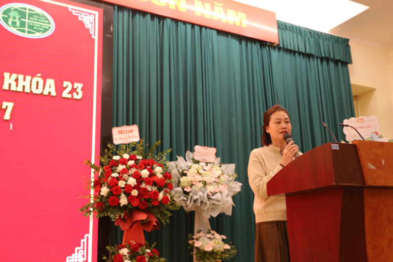 Bà Nguyễn Thị Vân Khánh, Phó Trưởng phòng Công tác Sinh viên đại diện Hội đồng thi đua khen thưởng sinh viên lên công bố Quyết định và danh sách khen thưởng sinh viên tốt nghiệp loại giỏi Khoa Luật kinh tế