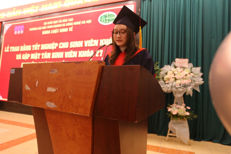 Sinh viên Nguyễn Thị Hồng LK22.03 phát biểu tại buổi Lễ