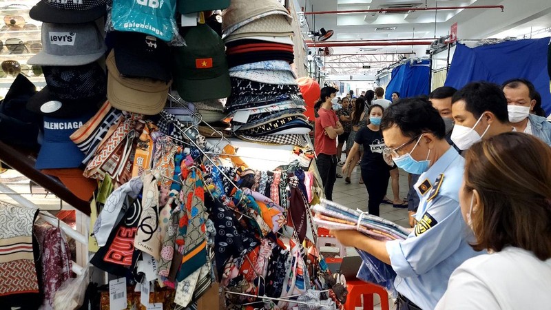 Lực lượng quản lý thị trường kiểm tra đột xuất các gian hàng tại Trung tâm mua sắm Saigon Square. (Ảnh: Tổng cục Quản lý thị trường)