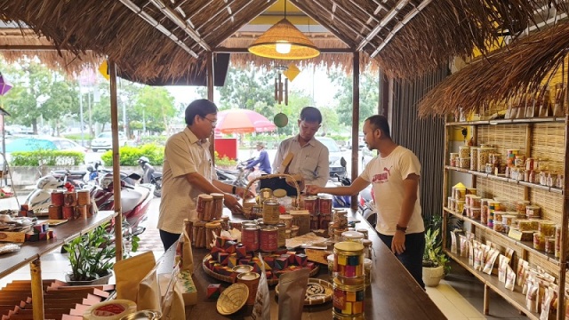 Ông Trương Đình Hạnh- Phó chủ tịch UBND tỉnh Thừa Thiên Huế thăm các Làng nghề