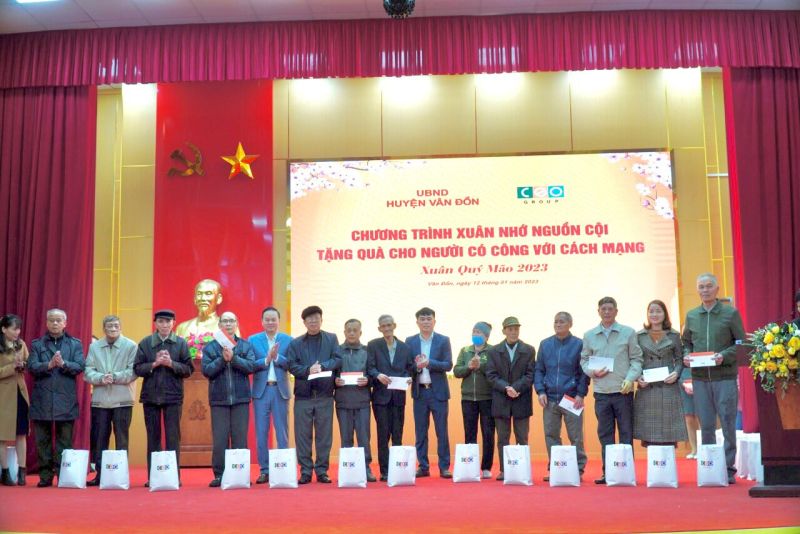Lãnh đạo huyện Vân Đồn và lãnh đạo Tập đoàn CEO trao quà cho người có công với cách mạng tại Vân Đồn