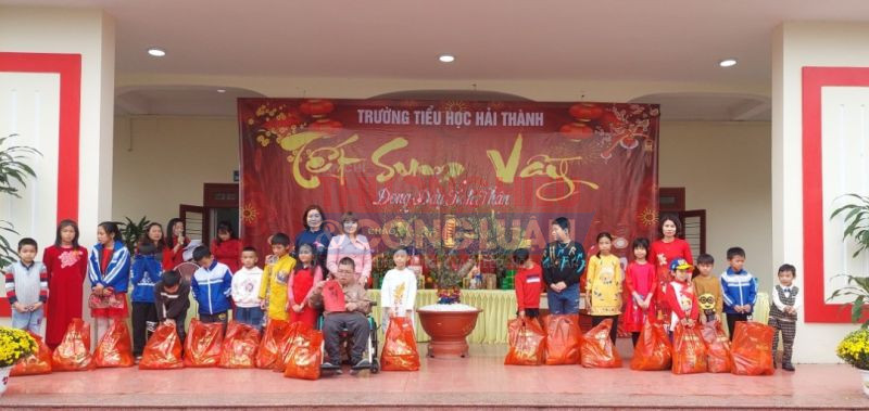 Hiệu trưởng cùng cán bộ giáo viên trường tiểu học Hải Thành, Q. Dương Kinh, TP. Hải Phòng trao hơn 40 suất quà tết cho học sinh có hoàn cảnh khó khăn