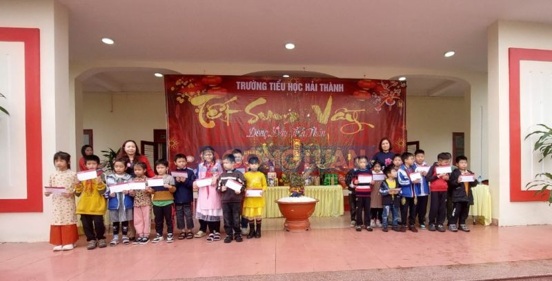 Bà Trịnh Thị Ngọc Diệp - Phó trưởng phòng GD&ĐT quận Dương Kinh, HP cùng Hiệu trưởng trao quà Tết cho học sinh khó khăn