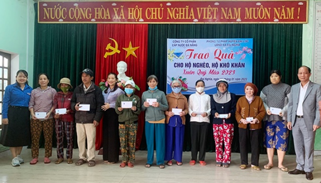 Dawaco trao quà hỗ trợ các hộ nghèo ở huyện Đại Lộc (Quảng Nam) đón Tết.