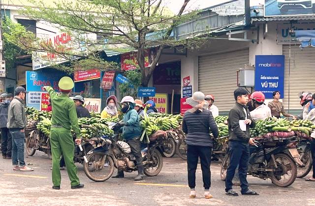 Lực lượng chức dẹp trật tự v&igrave; đo&agrave;n người qu&aacute; đ&ocirc;ng