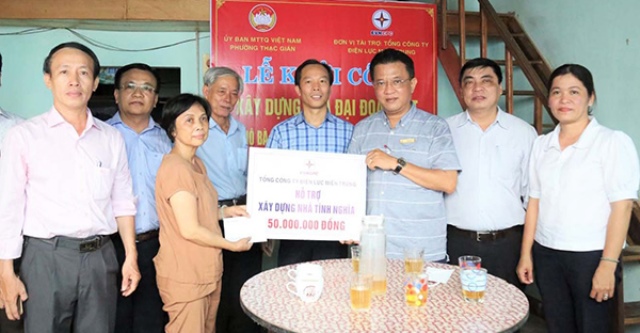 Ông Ngô Tấn Cư -Tổng giám đốc Điện lực miền Trung hỗ trợ các hộ khó khăn về nhà ở xây dựng nhà kiên cố.