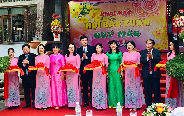 Lãnh đạo tỉnh Bình Định và Ban tổ chức thực hiện nghi thức cắt băng khai mạc Hội Báo Xuân Qúy Mão – 2023.