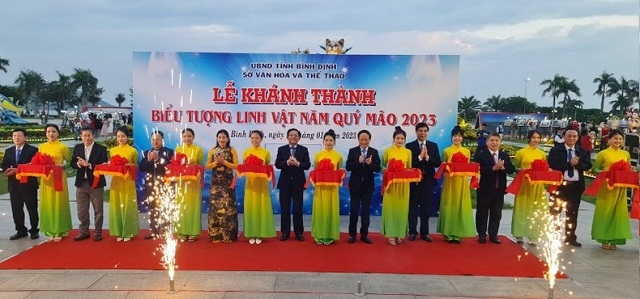 Lãnh đạo Tỉnh uỷ, HĐND, UBND tỉnh Bình Định, UBND TP Quy Nhơn thực hiện nghi thức khánh thành Biểu tượng linh vật năm Quý Mão – 2023.