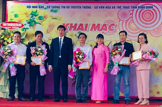 Lãnh đạo tỉnh Bình Định và Ban tổ chức trao giải “Trang bìa xuân đẹp” cho đại diện các tạp chí, tờ tin…
