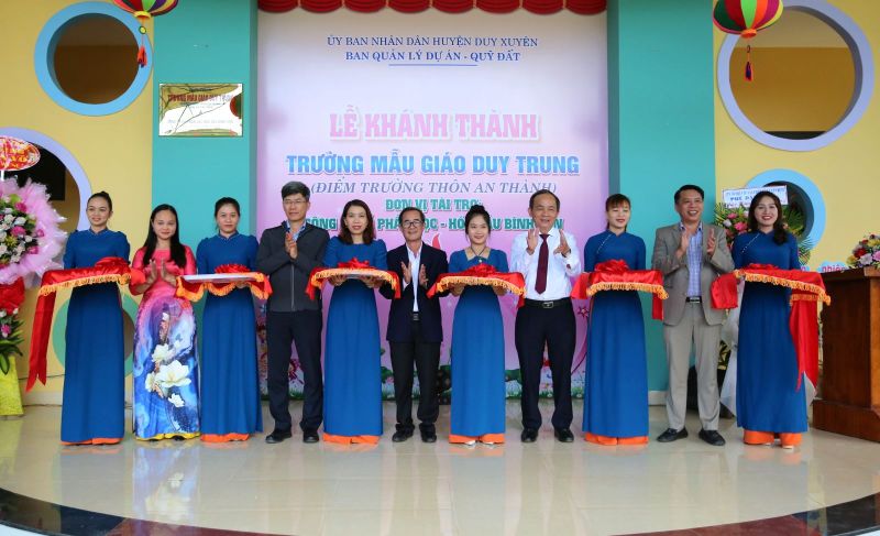 Lãnh đạo Huyện ủy, UBND huyện Duy Xuyên và Công ty BSR cắt băng khánh thành công trình.