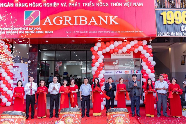 Lãnh đạo Agribank – Chi nhánh Bình Định, UBND Thị xã An Nhơn và Agribank Chi nhánh An Nhơn thực hiện nghi thức cắt băng khai trương trụ sở mới Phòng giao dịch Agribank Đập Đá.