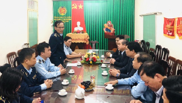 Ông Võ Minh Tâm (người đứng bên trái) báo cáo với Đoàn công tác về tình hình hoạt động của Cục QLTT trong năm 2023 và phương hường, nhiệm vụ của đơn vị trong năm 2023.