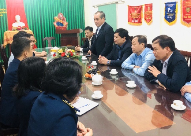 Ông Trần Hoàng Tuấn (người đứng bên phải) phát biểu y kiến chỉ đạo đối với Cục QLTT Quảng Ngãi.