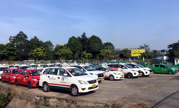 Bãi đỗ xe taxi tạm miễn phí rộng gần 3.600m2 gần sân bay Tân Sơn Nhất.