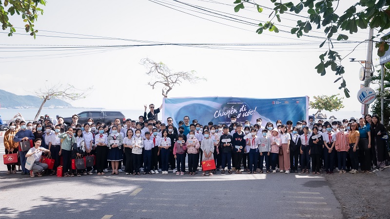 Ban Tổ chức và các nghệ sỹ chụp ảnh cùng các em nhỏ tại Khánh Hòa