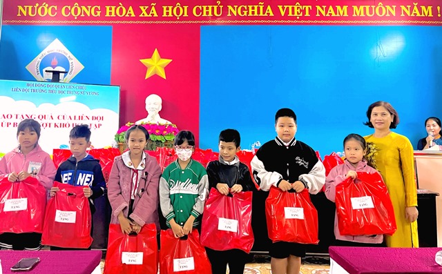 Cô Nguyễn Thị Hữu Chi - Hiệu trường nhà trường phát quà cho các học học sinh