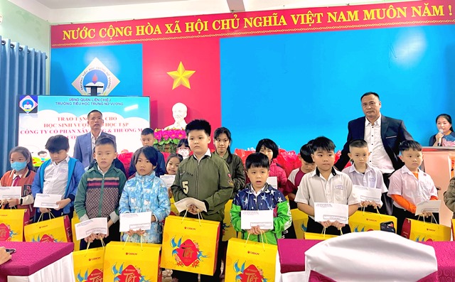 Hội phụ huynh học sinh phát quà cho các em Hội phụ huynh học sinh phát quà cho các em