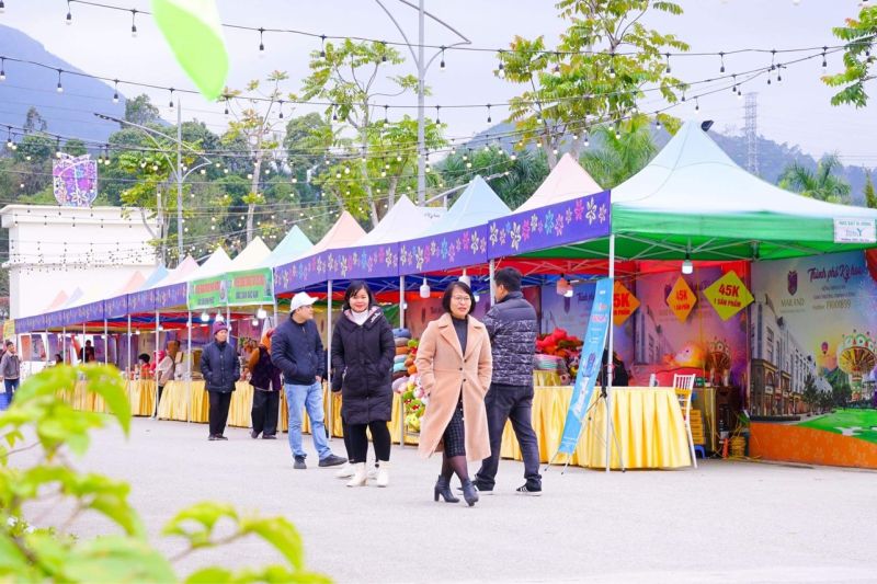 Hội chợ Doanh Trấn Kỳ Hoa với 50 gian hàng để du khách trải nghiệm đặc sản của Lạng Sơn.