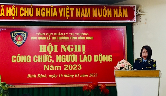 Bà Dương Thị Hồng Hiếu trình bày Báo cáo “Đánh giá kết quả thực hiện Nghị quyết Hội nghị cán bộ công chức Cục QLTT Bình Định năm 2022 và nhiệm vụ giải pháp năm 2023”.