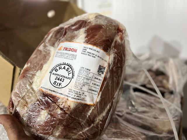 Hơn 20 tấn thịt bò đông lạnh có nhãn chữ nước ngoài, không rõ nguồn gốc.