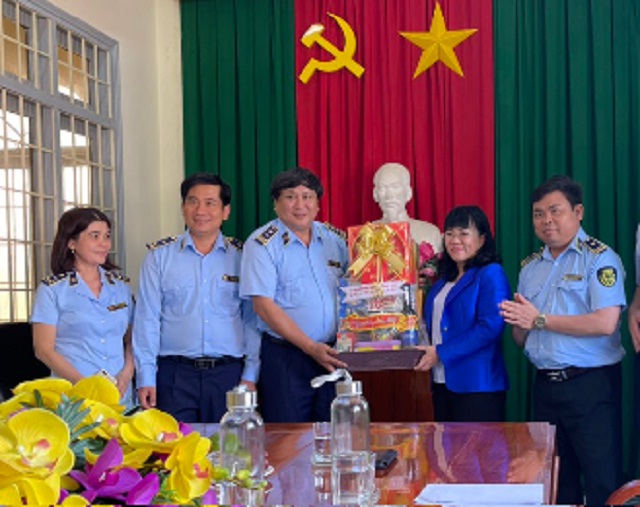 Bà Hồ Thị Nguyên Thảo (thứ 02 từ phải qua)  thăm và tặng quà Tết tại Cục QLTT Phú Yên.