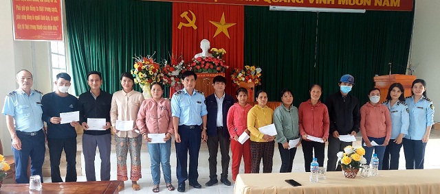 Cục QLTT Phú Yên tặng quà Tết các hộ nghèo ở xã Suối Bạc, huyện Sông Hinh