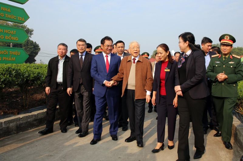 Tổng Bí Thư Nguyễn Phú Trọng và lãnh đạo tỉnh Thái Nguyên thăm hợp tác xã chè Đạt Hảo