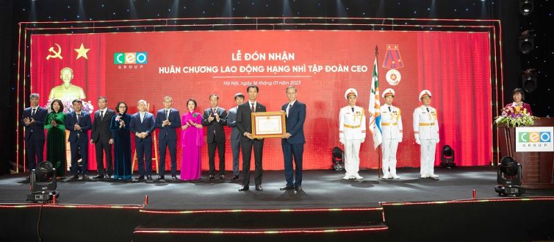 Thừa ủy quyền Chủ tịch nước, ông Phan Văn Hùng, Phó Trưởng ban Ban Thi đua, Khen thưởng Trung ương, đã trao Huân chương Lao động hạng Nhì cho Tập đoàn CEO